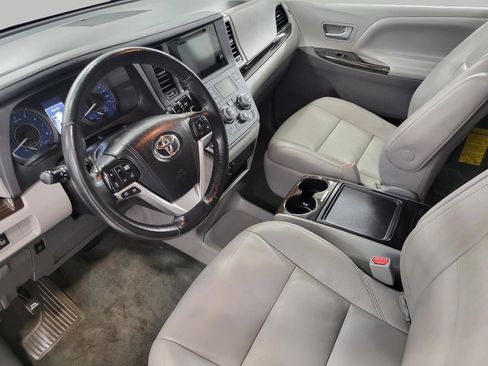 Used 2015 Toyota Sienna XLE FWD image 9