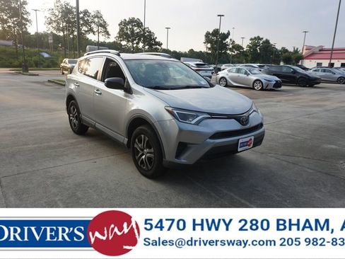 Used 2018 Toyota RAV4 LE FWD image 1