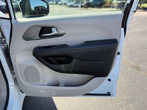 Certified 2023 Chrysler Pacifica Touring-L FWD image 38