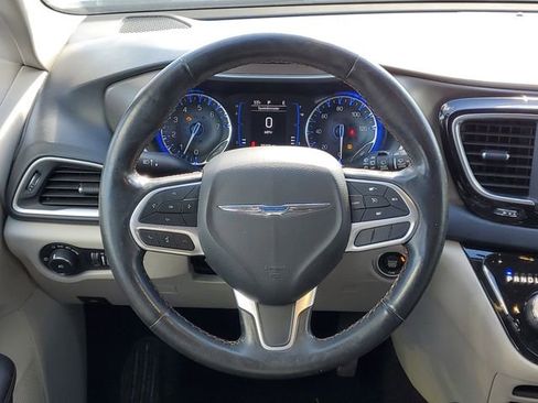 Used 2020 Chrysler Pacifica Touring-L FWD image 30