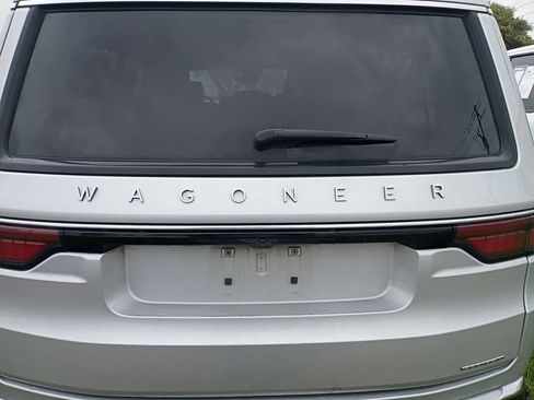 Used 2024 Jeep Wagoneer L Series II w/ Flexible Seating Group AWD/4WD image 15
