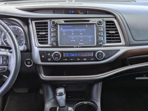 Used 2015 Toyota Highlander Limited w/ Driver Technology Package FWD image 18
