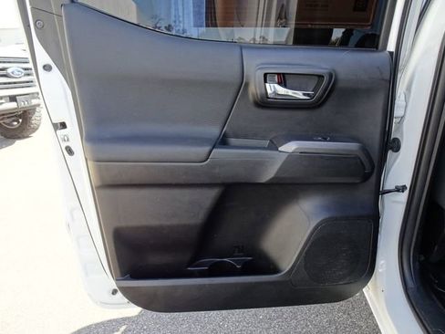 Used 2019 Toyota Tacoma TRD Off-Road AWD/4WD image 15