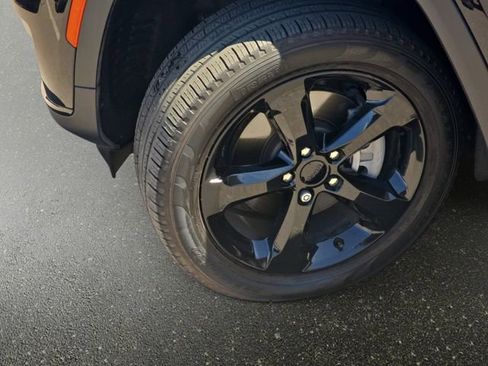 Used 2024 Jeep Grand Cherokee L Limited w/ Black Appearance Package image 34