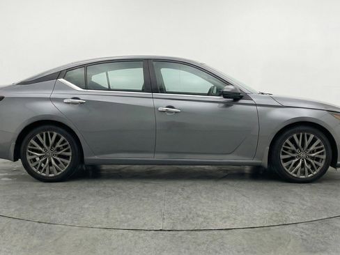 Used 2025 Nissan Altima 2.5 SV image 11
