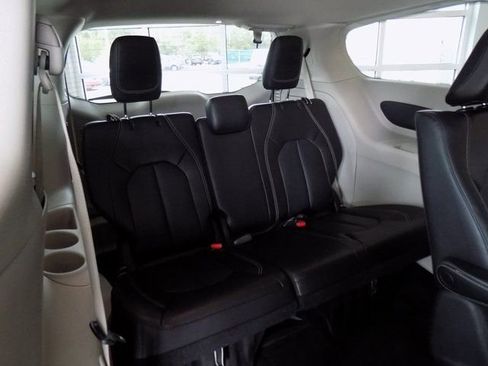 Used 2023 Chrysler Pacifica Touring-L FWD image 32