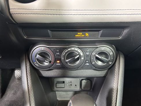 Used 2019 Toyota Yaris L image 23