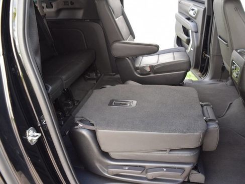 Used 2022 Chevrolet Suburban LT RWD image 48