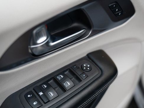 Used 2022 Chrysler Pacifica Touring-L image 22