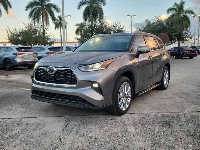 Used 2025 Toyota Highlander Limited AWD/4WD image 2