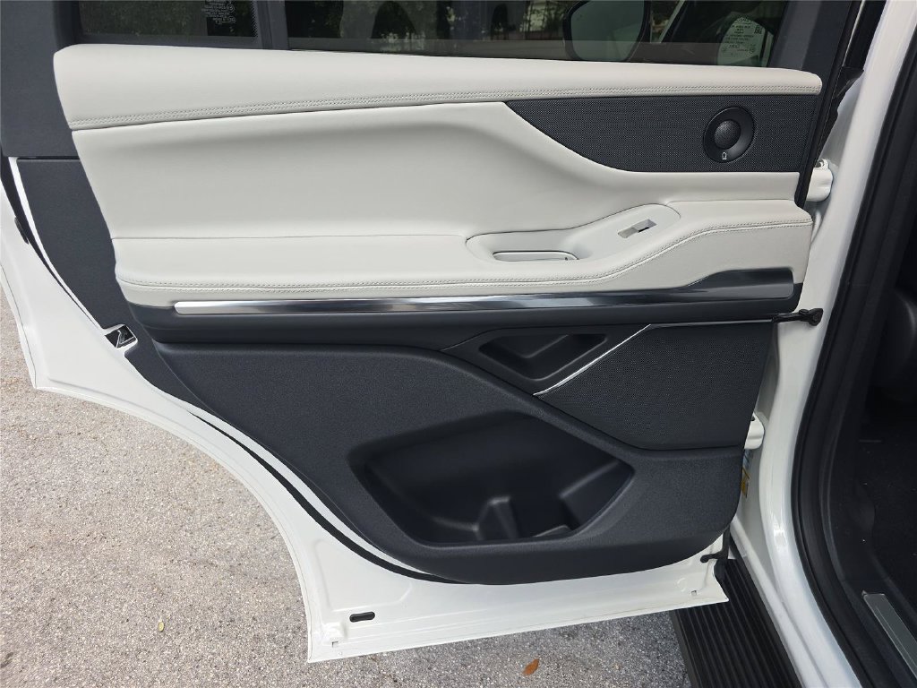New 2026 Lincoln Navigator Premiere AWD/4WD image 11