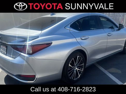 Used 2025 Lexus ES 300h w/ Premium Package image 2