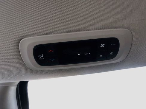 Used 2023 Chrysler Pacifica Touring-L FWD image 17