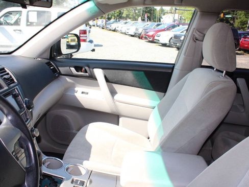 Used 2013 Toyota Highlander Plus AWD/4WD image 14