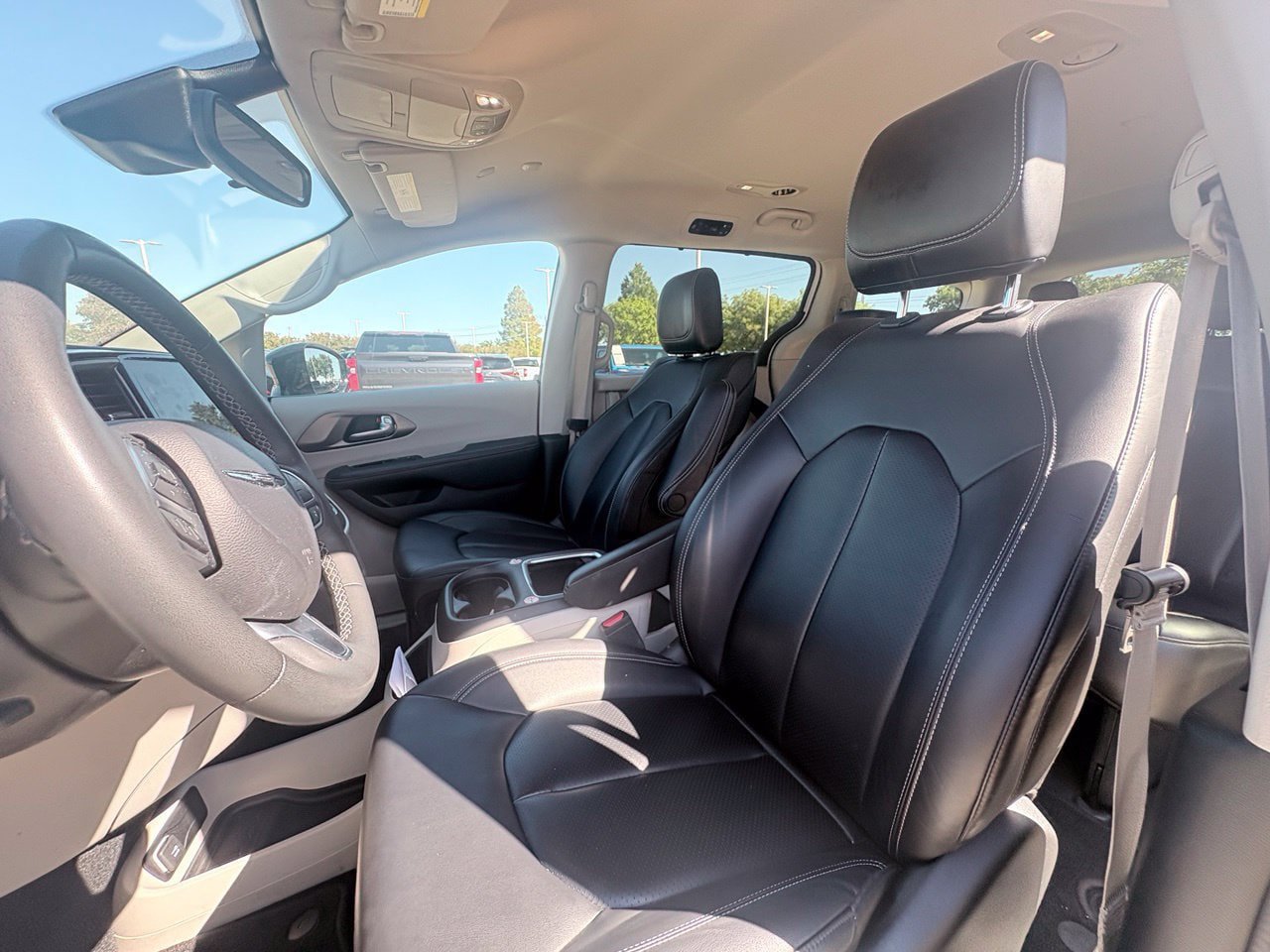 Used 2024 Chrysler Pacifica Touring-L FWD image 6