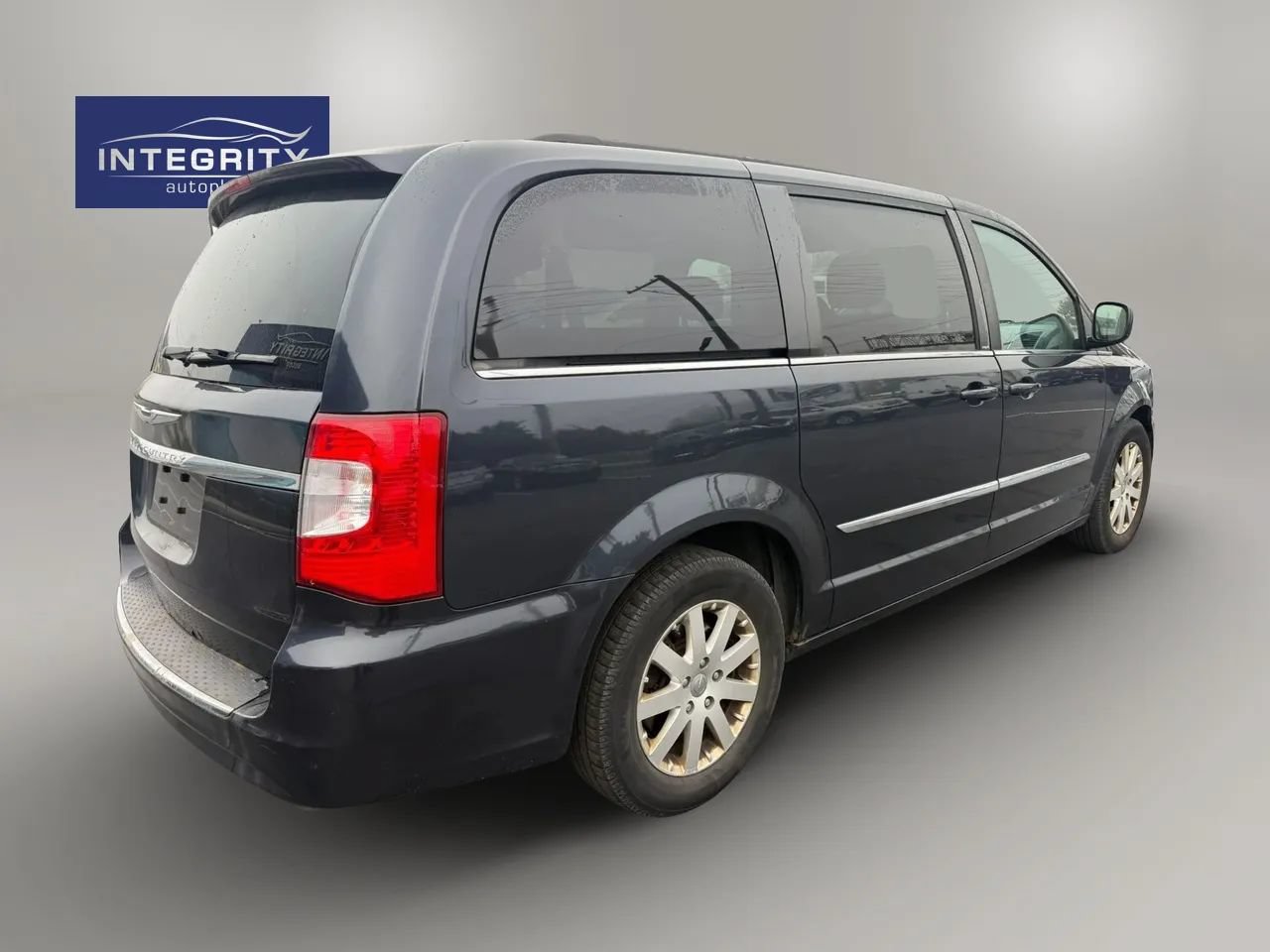 Used 2014 Chrysler Town & Country Touring FWD image 5
