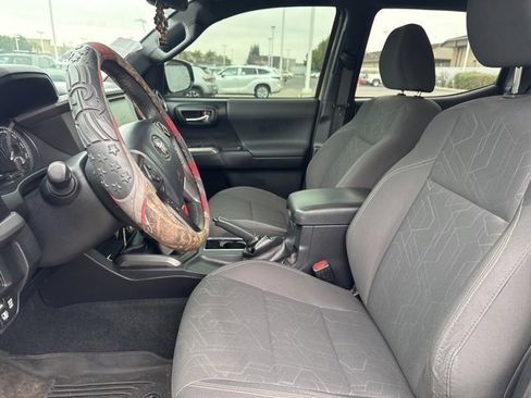 Used 2017 Toyota Tacoma TRD Off-Road image 16