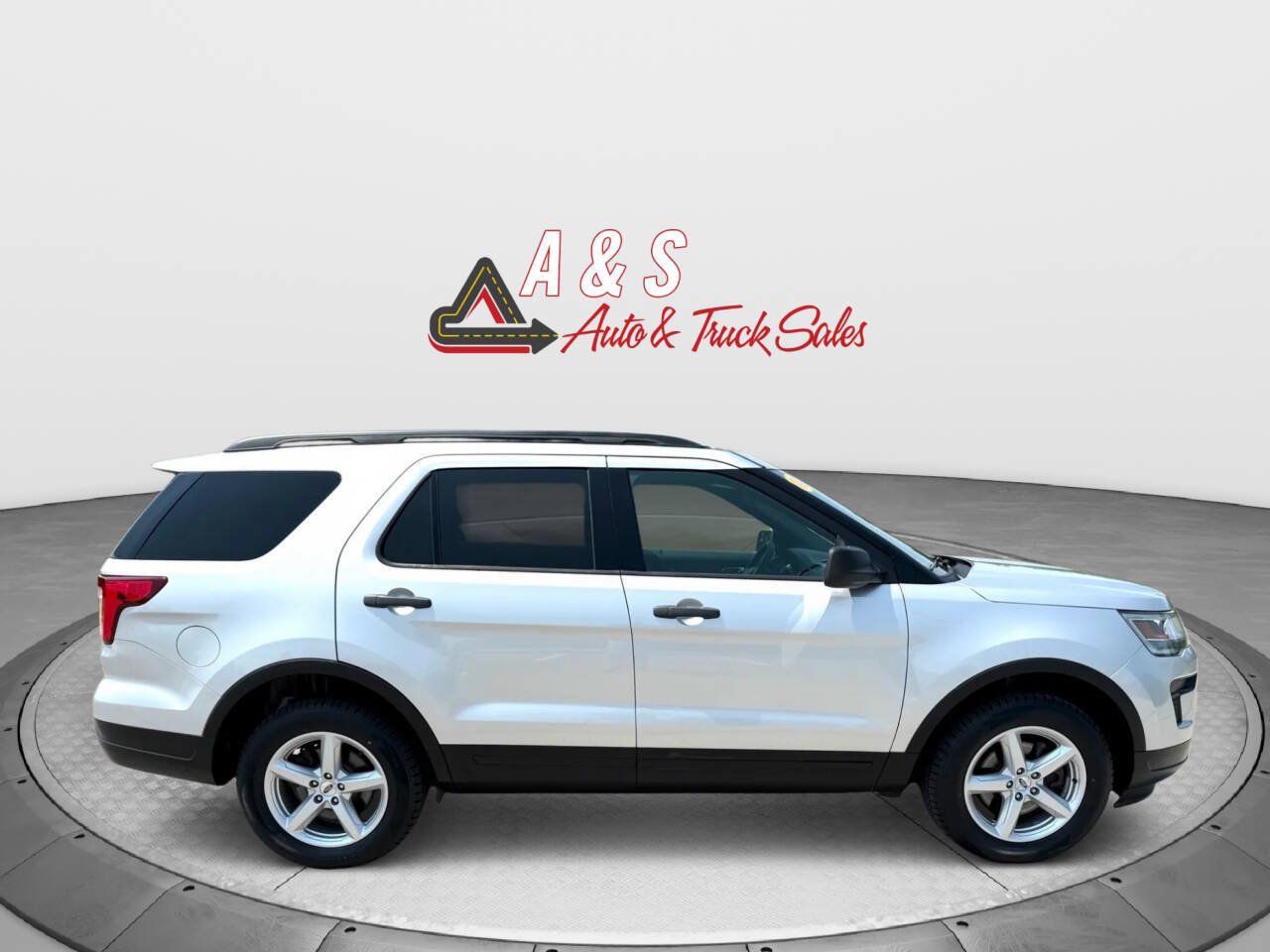 Used 2018 Ford Explorer 4WD w/ Class II Trailer Tow Package image 6