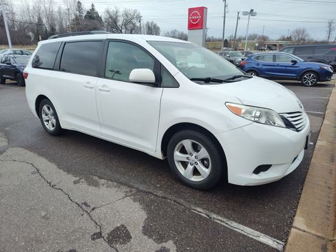Used 2015 Toyota Sienna LE image 1