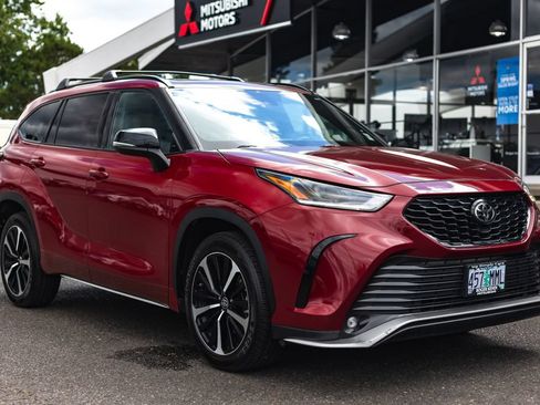 Used 2021 Toyota Highlander XSE AWD/4WD image 6
