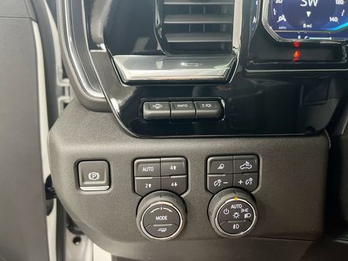 Used 2024 Chevrolet Silverado 1500 High Country w/ High Country Premium Package AWD/4WD image 18