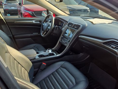 Used 2017 Ford Fusion SE w/ Fusion SE Technology Package FWD image 19