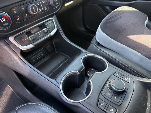 Used 2023 GMC Terrain SLT image 18