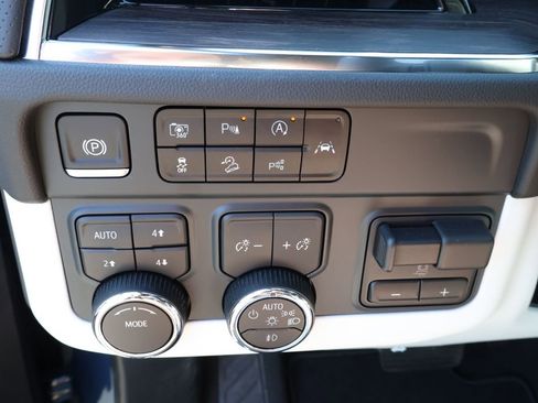 New 2025 Chevrolet Suburban Premier image 22