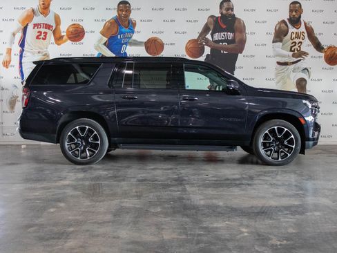 Used 2022 Chevrolet Suburban RST w/ Luxury Package image 18