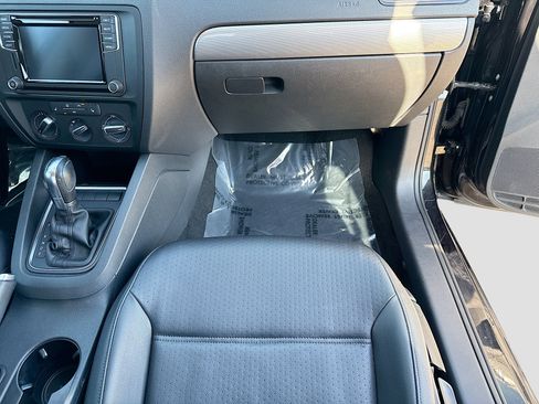 Used 2017 Volkswagen Jetta SE image 16