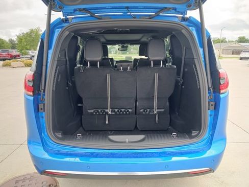 New 2027 Chrysler Pacifica Select FWD image 21