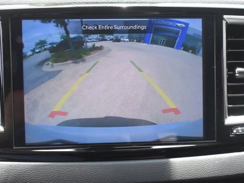 Used 2024 Chrysler Pacifica Touring-L FWD image 26