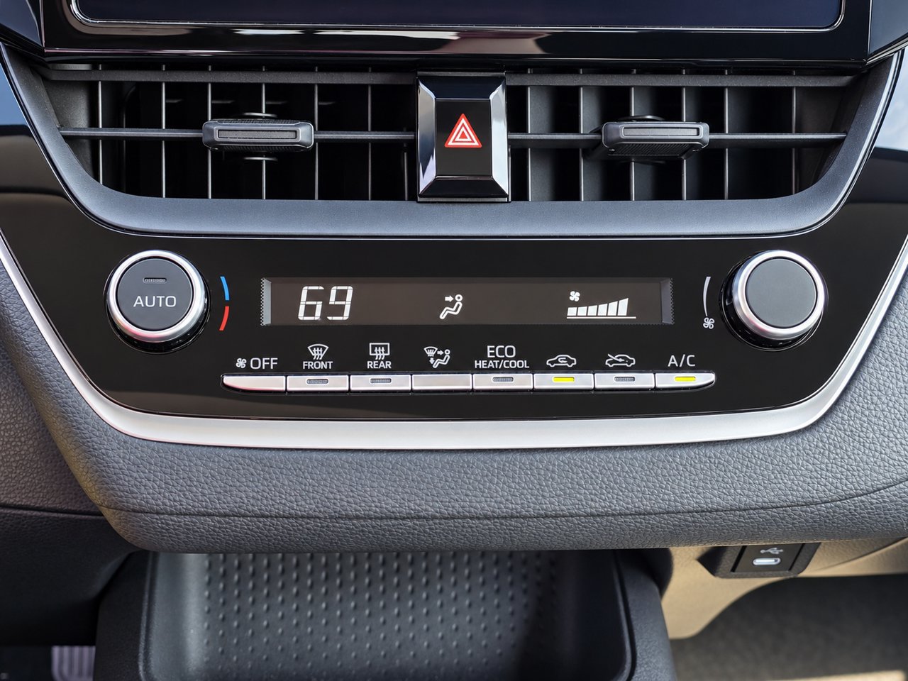 Used 2025 Toyota Corolla LE FWD image 11