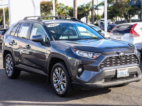 Used 2021 Toyota RAV4 XLE Premium image 3