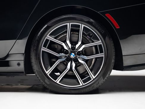 Used 2023 BMW i7 xDrive60 w/ Executive Package 2 AWD/4WD image 23