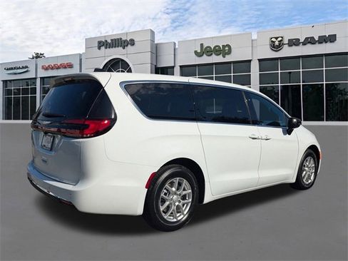 New 2026 Chrysler Pacifica Select image 4