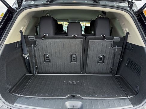New 2025 Nissan Pathfinder SV w/ Black Appearance Package image 32