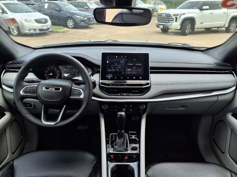 Used 2023 Jeep Compass Latitude image 16