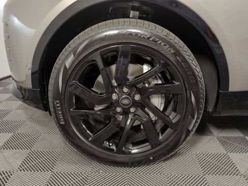 Used 2025 Land Rover Discovery Dynamic SE image 11