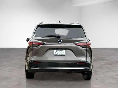 Used 2023 Toyota Sienna Platinum FWD image 4