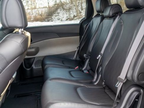 Used 2025 Kia Carnival EX image 17