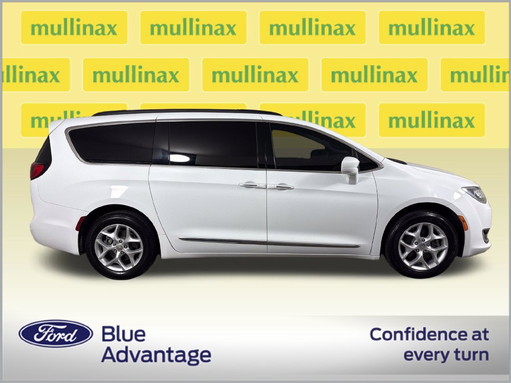 Used 2017 Chrysler Pacifica Touring-L w/ Tire & Wheel Group FWD image 2