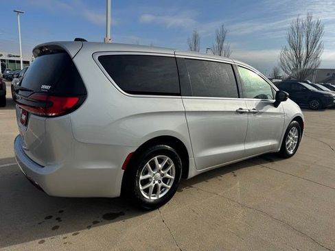 New 2026 Chrysler Pacifica Select image 7