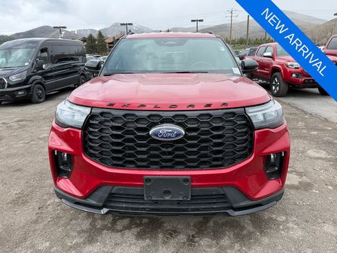 Used 2025 Ford Explorer ST-Line w/ ST-Line Street Pack image 2