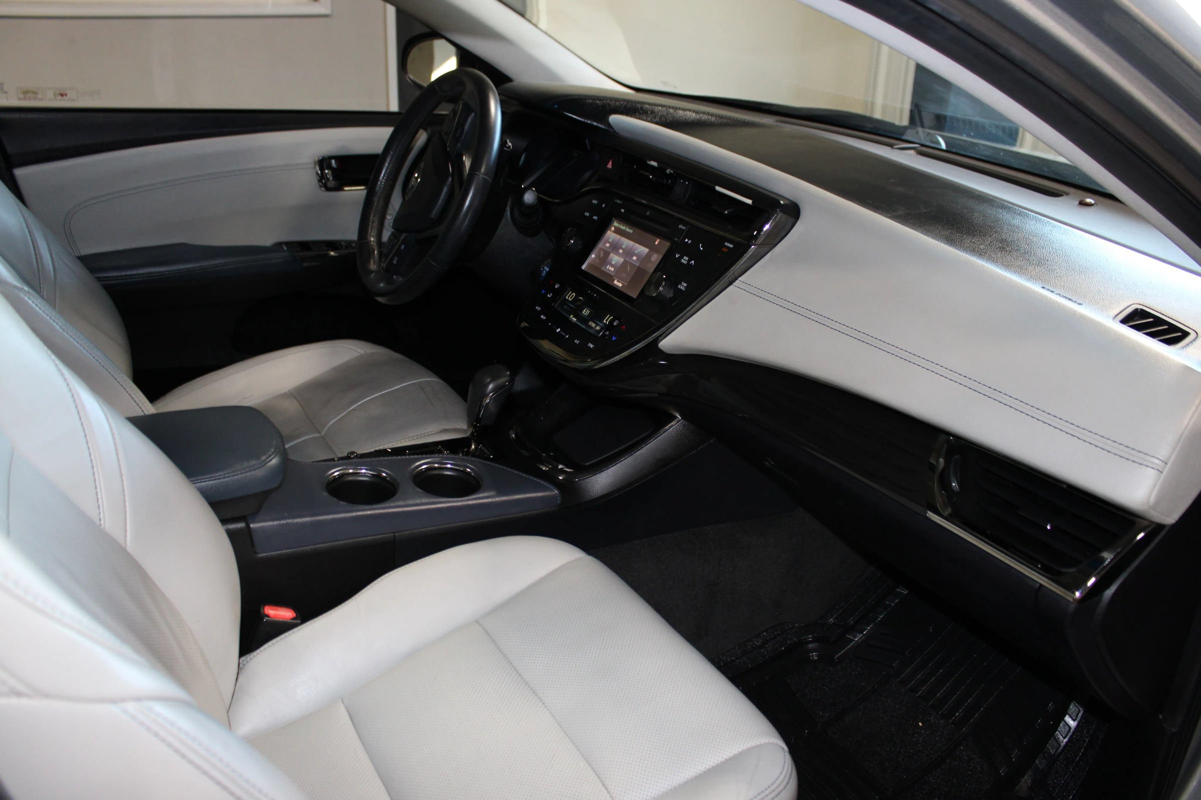 Used 2015 Toyota Avalon Limited w/ Technology Package FWD image 34