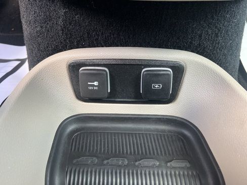 Used 2021 Chrysler Pacifica Touring-L image 27