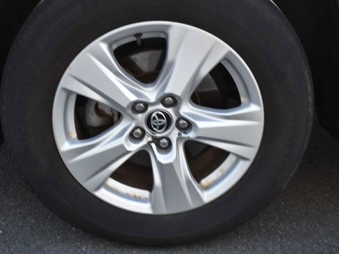 Used 2021 Toyota RAV4 XLE AWD/4WD image 21