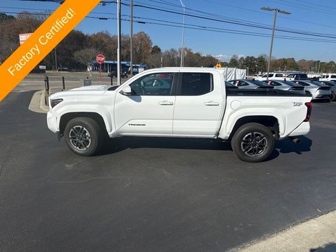 Used 2025 Toyota Tacoma TRD Sport image 2