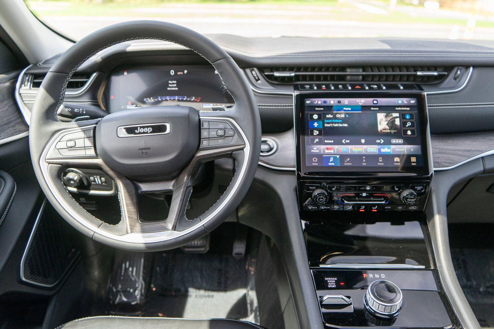 Used 2023 Jeep Grand Cherokee Limited w/ Black Appearance Package AWD/4WD image 13