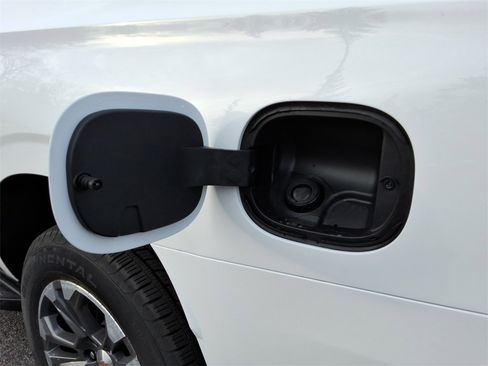 New 2026 Chevrolet Suburban LT image 13